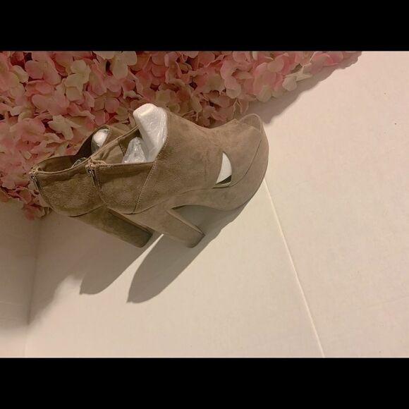 Tan Clog Charlotte Russe Heels - Picture 3 of 6